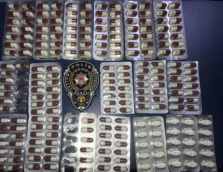 Kısıtlamayı ihlal eden şüpheliden 210 adet uyuşturucu hap çıktı