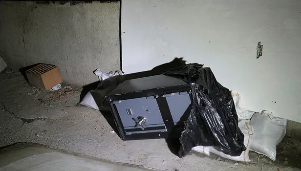 İzmir'de sokak ortasında çelik kasa bulundu!