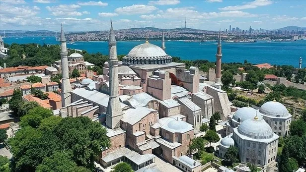 kritik-aciklama-ayasofya-camisine-ait-bazi-eserler-muzeye-cevrilirken-yapidan-uzaklastirildi-1595251492729.jpg