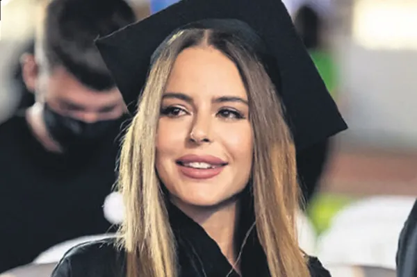 1631310756906.jpg Hadise mavi elbisesi ile beğeni topladı! Gören dönüp bir daha baktı-7