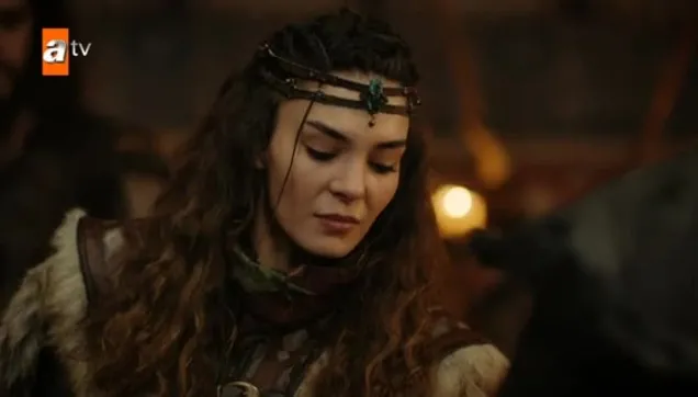 Akkız, Tılsım Hatun'un urbasını giyiyor