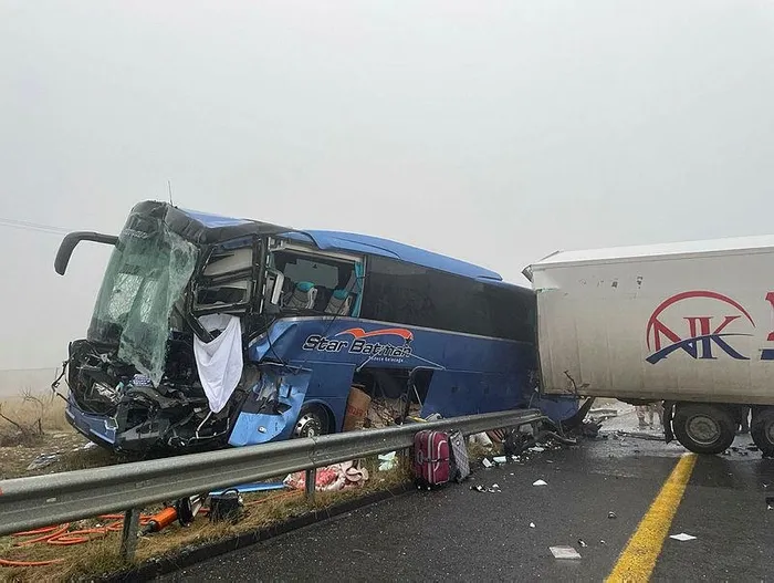 sanliurfada-feci-kaza-yolcu-otobusu-ve-2-tir-carpisti-olu-ve-yaralilar-var-1703317531550.jpeg Şanlıurfa'da feci kaza! Yolcu otobüsü ve 2 tır çarpıştı: Ölü ve yaralılar var-4