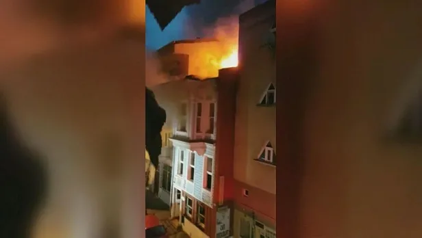 SON DAKİKA: Kadıköy’de üç katlı tarihi konak alev alev yandı-2