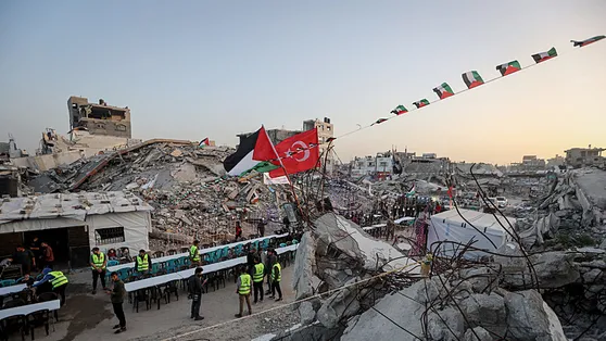 Enkazlarda iftar sofrası