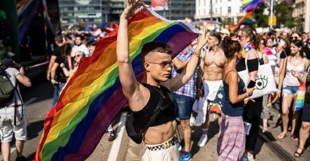 Rusya, sapkın LGBT terörünün kökünü kazıdı! Rusya Adalet Bakanlığı resmi olarak yasakladı