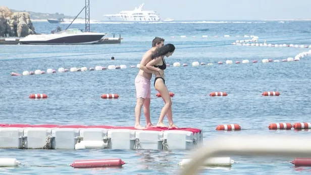 mikanosta-20-bin-euroya-ev-tutmuslardi-serenay-sarikaya-ile-umut-evirgen-tatilcilere-fena-yakalandi-1657480101286.jpeg Mikanos'ta 20 bin Euro'ya ev tutmuşlardı! Serenay Sarıkaya ile Umut Evirgen tatilcilere fena yakalandı-7