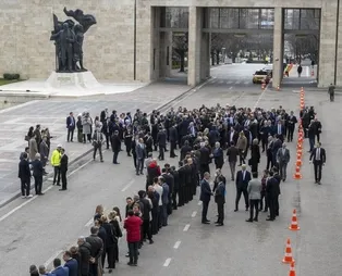 Türkiye Büyük Millet Meclisi'nde CHP'lilerden Kılıçdaroğlu'na biat kuyruğu