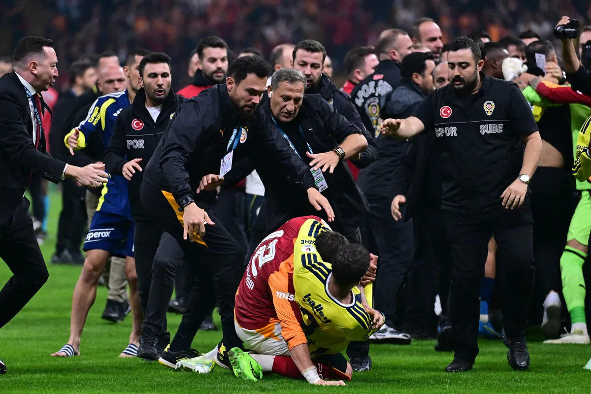 galatasaray-fenerbahce-derbisi-dunya-basininda-osimhen-ve-saha-olaylari-mansetlerde-1793085719729.jpg Avrupa derbiyi konuşuyor: "Öfke patlaması" İşte atılan manşetler-4