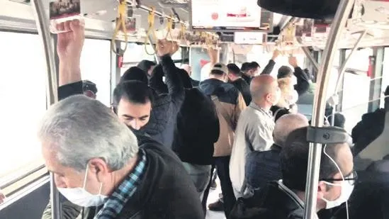 Karantinadan çıkan onbinler AVM'lere akın etti-9