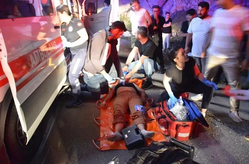 Aydın’da katliam gibi kaza! Yolcu otobüsü ile otomobil çarpıştı: 4 ölü-2