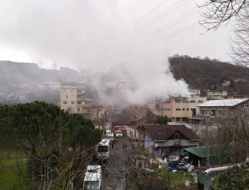 istanbul-beykozda-kibrit-fabrikasinda-korkutan-yangin-ekipler-sahada-olu-ya-da-yarali-var-mi-iste-bolgedeki-so-1707925357615.jpeg İstanbul Beykoz'da kibrit fabrikasında çıkan yangın söndürüldü | Ölü ya da yaralı var mı? İşte bölgedeki son durum...-2