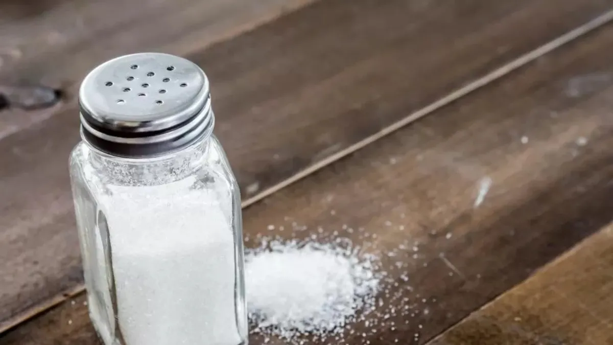 Ne işe yaradığını duyanlar kapısına kilo kilo tuz dökecek! Kapı önüne tuz serpme trendi başladı