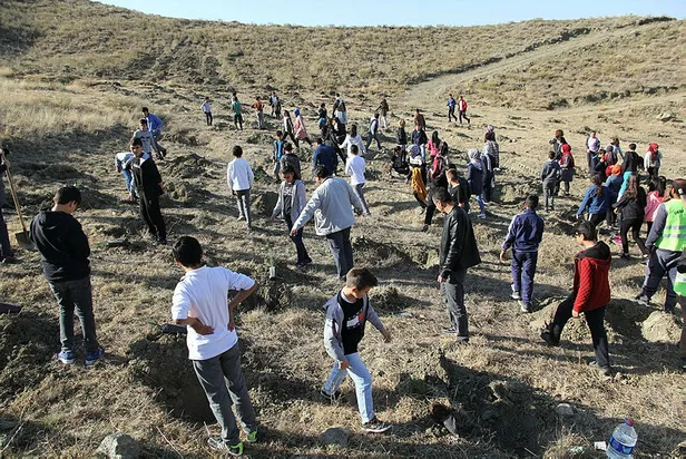 corumdaki-1-saatte-en-fazla-fidan-dikimi-rekor-denemesi-tamamlandi-1573475299473.jpg Çorum'daki "1 saatte en fazla fidan dikimi rekor denemesi" tamamlandı-1