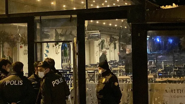 eski-besiktas-yoneticisi-safak-mahmutyazicioglu-silahli-saldirici-sonucu-hayatini-kaybetti-1643247297770.jpeg Ece Erken'in eşi Şafak Mahmutyazıcıoğlu silahlı saldırıda öldürüldü! İki şüpheli yakalandı! Olayın perde arkası aralanıyor...-2