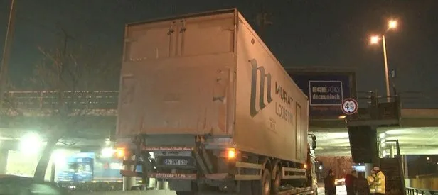 Ankara’da çekicide taşınan kamyon köprüye takıldı