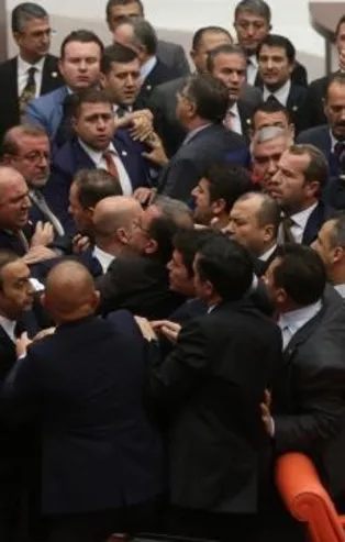 TBMM'de CHP ve MHP milletvekilleri arasında arbede