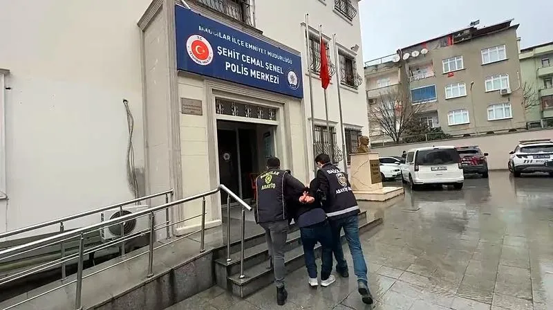 Bağcılar'da polise saldıran şüpheli tutuklandı. (DHA)
