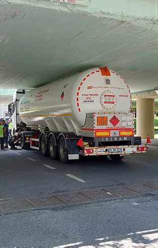 Gaz yüklü tır köprüye sıkıştı! İstanbul'da facianın eşiğinden dönüldü