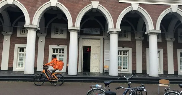 Hollanda’da Amsterdam Ayasofya Camisi’ne saldırı! İbadethanenin camları bira şişesiyle kırıldı