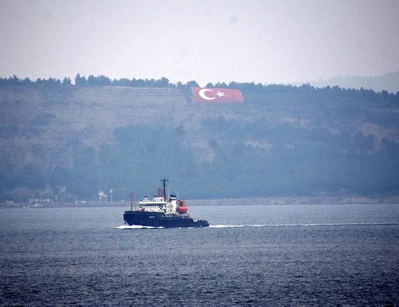 ’Shakhter’ Çanakkale Boğazı’ndan geçti