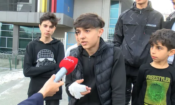 pendikte-u14-lig-macina-yakismayan-olaylar-satirli-silahli-kavag-1651475689360.jpg Pendik'te U14 lig maçına yakışmayan olaylar! Satırlı silahlı kavga-6