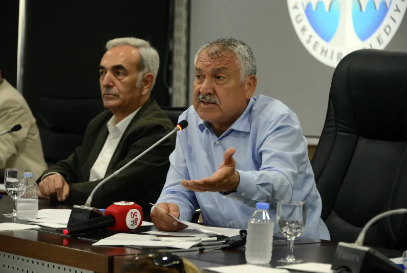 Depremzedeleri bıraktı kaçak yıkıma koştu