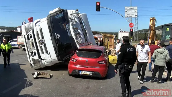 Sultanbeyli'de facianın eşiğinden dönüldü! Hafriyat kamyonu otomobilin üzerinde devrildi - 2