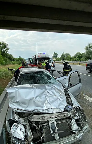 Kontrolden çıkan araç bariyerlere girdi! Yaralılar var