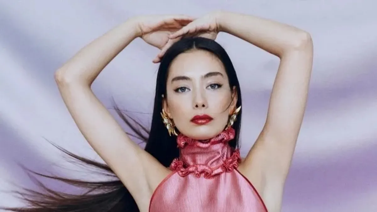 Neslihan Atagül’ün performansı sosyal medyada olay oldu! Kendini bir anda sahneye attı