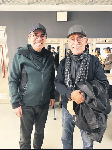 sahne-samarin-1641151178182.jpg Aşka geldiler! Özcan Deniz İranlı sevgilisi Samar Dadgar'a bakarak şarkılarını seslendirdi.-10