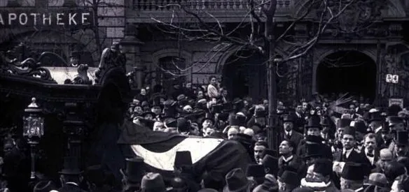 Talat Paşa'nın Almanya'da tahnit edilen naaşı İstanbul'a getirildi. Aynı gün Hürriyeti Ebediye Tepesi'nde toprağa verildi.