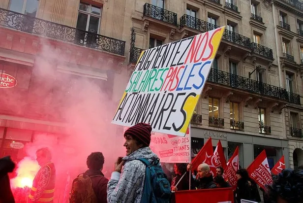 avrupada-dalga-dalga-artan-maas-protestolarinda-fransada-nasibini-aldi-halk-sokaga-inerek-isyan-etti-1668107351255.jpeg