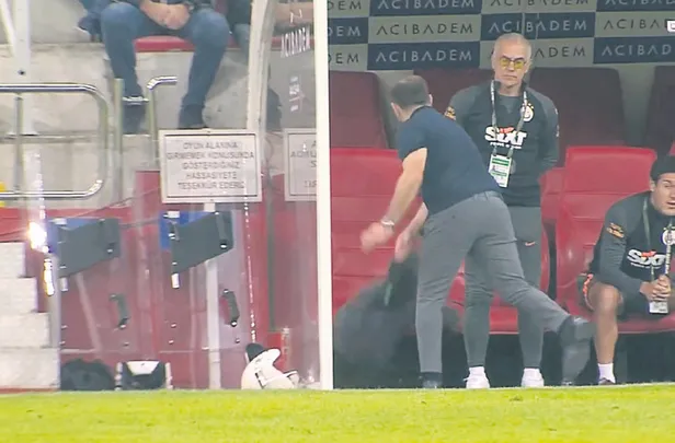 okan-buruk-sert-konustu-galatasaraya-karsi-bir-olusum-var-1665880182418.jpg Okan Buruk Kayserispor yenilgisi sonrası sert konuştu: Galatasaray’a karşı bir oluşum var!-3