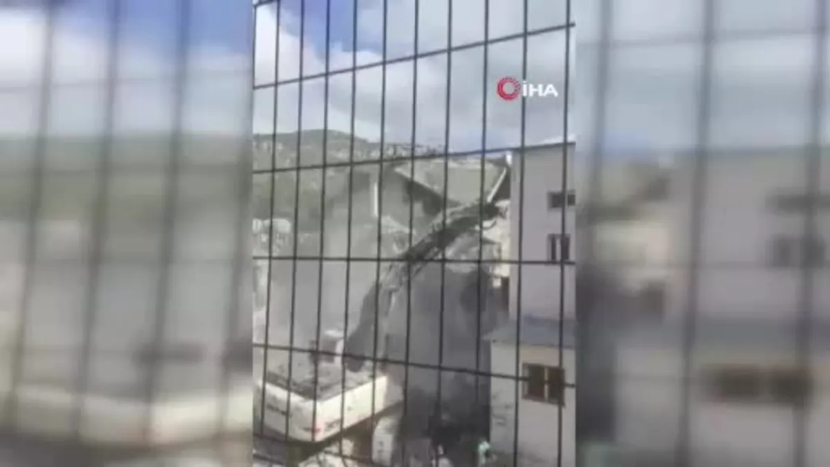 Bina yıkımı esnasında operatörün ölümden döndüğü anlar kamerada
