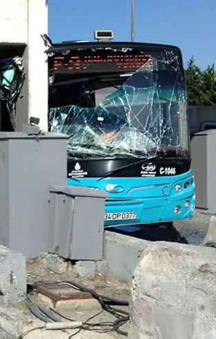 Son dakika: İstanbul'da faciadan dönüldü! Otobüs gişelere girdi, trafik kilitlendi