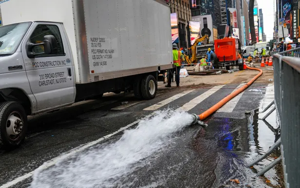 new-york-metrosunu-yine-su-basti-127-yillik-sebeke-patladi-times-meydani-sele-teslim-oldu-1693382046283.jpg New York metrosunu yine su bastı! 127 yıllık şebeke patladı: Times Meydanı sele teslim oldu-6