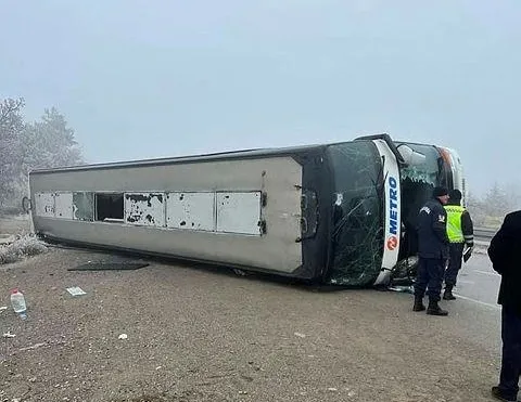 Kontrolden çıkan yolcu otobüsü devrildi: 8 yaralı