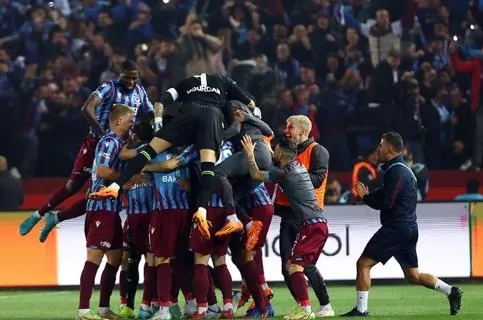trabzonsporda-tarihe-gecen-imza-turk-futbol-tarihinin-en-yuksek-sponsorlugu-ucret-dudak-ucuklatti-1691528935231.jpeg Trabzonspor'da tarihe geçen imza! Türk futbol tarihinin en yüksek sponsorluğu: O ücrete stadyumun ismi bile değişti!-2