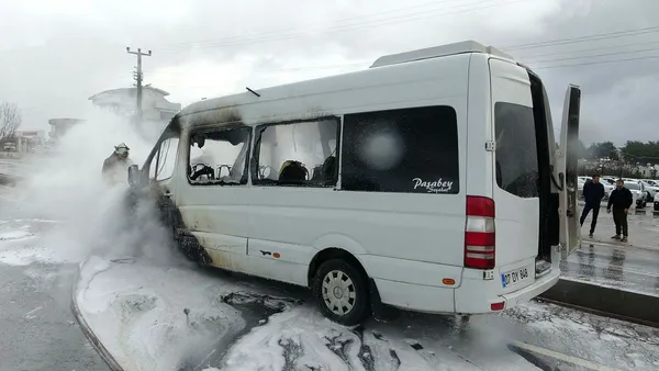 japon-turistlerin-tur-minibusu-alev-alev-yandi-1644328137348.jpg Japon turistlerin tur minibüsü alev alev yandı-3