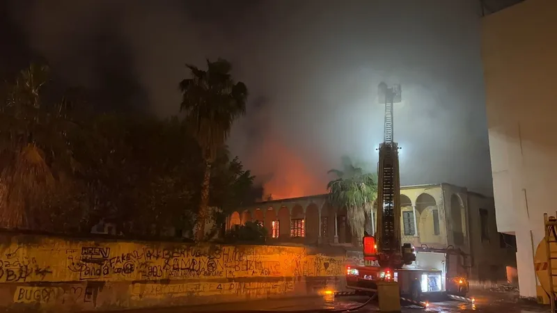 Hatay İskenderun'da yangın paniği! Hareketli dakikalar yaşandı! Tarihi bina alev alıp kül oldu!-2