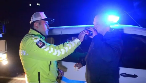 alkollu-surucu-takla-atan-otomobilden-burnu-bile-kanamadan-cikti-1667852526899.jpg Alkollü sürücü takla atan otomobilden burnu bile kanamadan çıktı-5