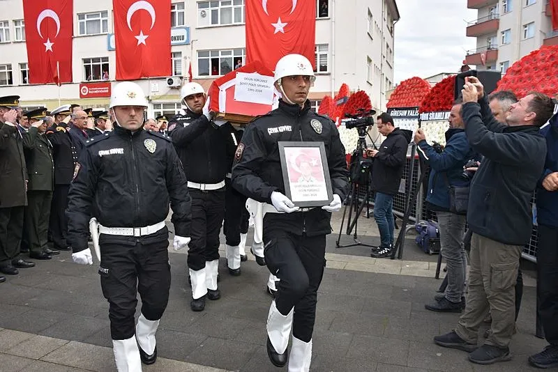 İstanbul Bakırköy'de meydana gelen trafik kazasına müdahale ederken İETT otobüsünün çarpması sonucu şehit olan polis memuru Ogün Yürümez (33), memleketi Giresun'un Eynesil ilçesinde son yolcuğuna uğurlandı. Yürümez için kent merkezinde Şehit Şaban Abanoz Parkı'nda cenaze töreni düzenlendi. (AA)