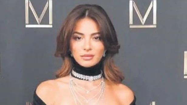 Melisa Aslı Pamuk, Paris Moda Haftasındaki zarafetiyle göz kamaştırdı