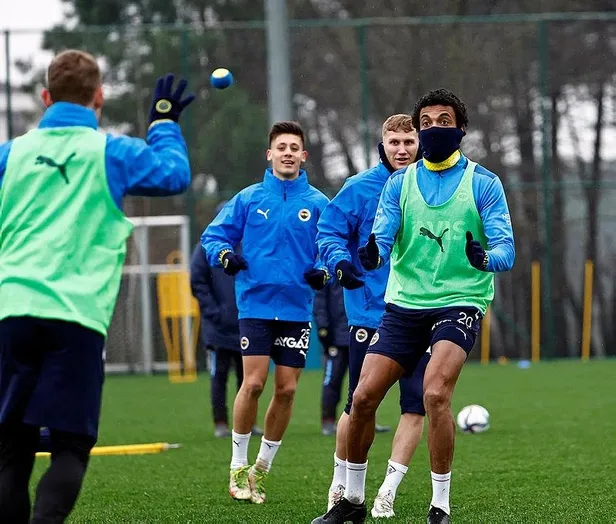 derbi-icin-pereiranin-plani-belli-oldu-oyunu-mesut-ve-irfan-uzerine-kuracak-1639869268859.jpeg Derbi için Pereira'nın planı belli oldu! Oyunu Mesut ve İrfan üzerine kuracak-4
