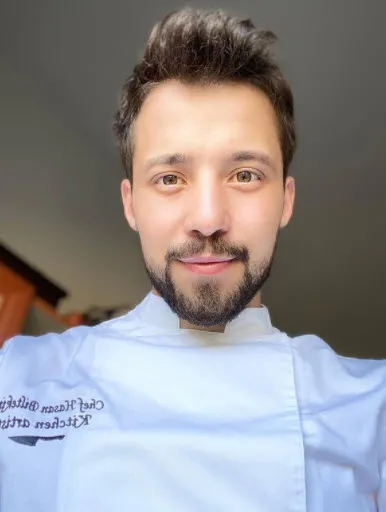 Masterchef Hasan büyük oyuncu çıktı bakmayın siz şef olmaya çalıştığına! Hasan Biltekin meğer şarkıcı Emrah'ın...-6