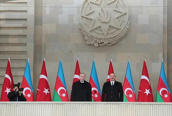 Azerbaycan Zafer Günü’nü kutlarken Ermenistan’da ortalık karıştı-8