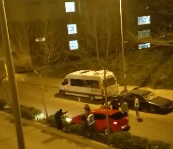 esinin-kacirildigini-sandi-otomobilini-parcaladi-1649762695121.jpg Eşinin kaçırıldığını sandı otomobilini parçaladı-4