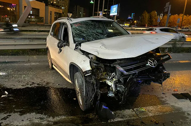 Kadıköy'de kontrolden çıkan cip bariyerlere girdi