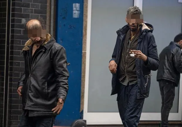 euro-2024te-zombi-krizi-uefa-ingilizleri-gecekonduya-yonlendirdi-uyusturucu-bagimlilari-kadin-saticilari-taraf-1712651823431.jpeg Euro 2024’te zombi krizi! UEFA İngilizleri gecekonduya yönlendirdi: Uyuşturucu bağımlıları, kadın satıcıları, taraftarlar…-4