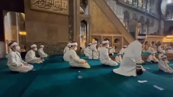 son-dakika-taksim-camiinin-acildigi-sirada-ayasofya-camiinde-de-minik-hafizlar-icin-icazet-toreni-duzenlendi-1622204364974.jpg Taksim Camii'nin açılışının ardından Ayasofya Camii'nde Başkan Erdoğan'ın katılımıyla genç hafızlar için icazet töreni!-4